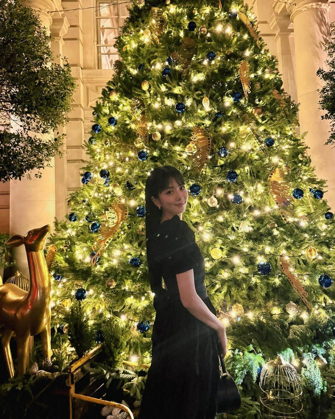 ジスさんのインスタグラム写真 - (ジスInstagram)「With the Christmas tree🎄」11月23日 19時34分 - sooyaaa__