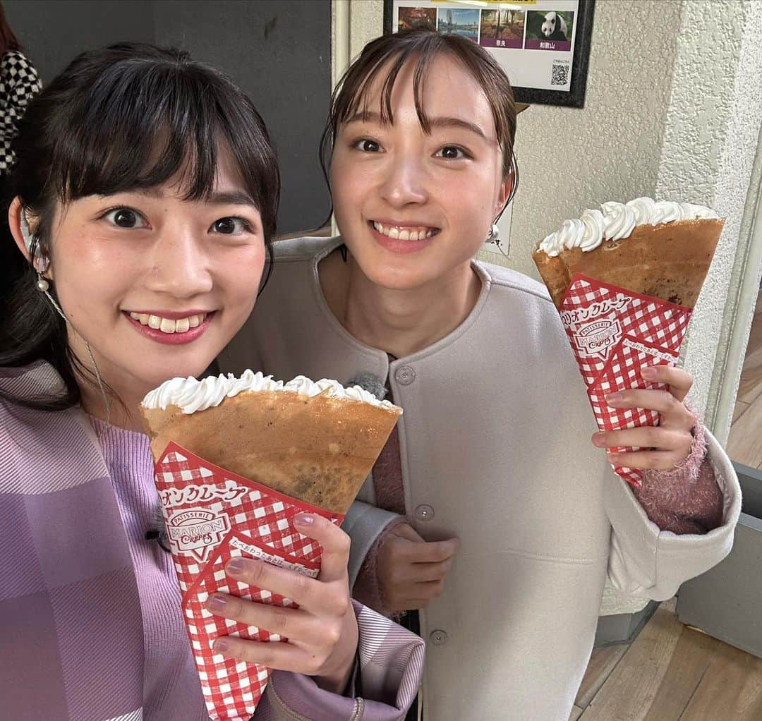 松本亜美さんのインスタグラム写真 - (松本亜美Instagram)「今日も新潟一番をご覧いただきありがとうございました😊 全編万代シテイからお届けしました🌈  新潟に来た当初、レインボータワーが存在していて、タワーに向かって歩いてきて〜！と待ち合わせをしたことを思い出しました💡  昔から愛され続けているグルメをクレープに、イタリアンに、カレーに、お腹いっぱい堪能しました😋 親しまれる理由がわかる美味しさでした！！  西辻アナと一緒に中継できたのも嬉しかったな🫶 4人で撮った写真は素敵な中継の思い出になりました🎵  4枚目は諸橋アナが撮ってくれた逆光の2人😎 5枚目は準備中のMC2人を隠し撮り！のつもりが剣慎アナにバレました👀  トナカイさんの輝きをお裾分けして終了とします✨ 改めて、万代シテイ50周年おめでとうございます🎉  #teny #テレビ新潟  #夕方ワイド新潟一番  #生中継 #全編 #万代シテイ #50周年 #アニバーサリー #バスセンター  #万代シテイグルメ #食べまくりました #お腹いっぱい  #楽しい時間 でした #逆光の2人 #オフショット  #あみの中継記録  #アナウンサー  #諸橋碧アナウンサー  #佐藤剣慎アナウンサー  #西辻未侑アナウンサー  #松本亜美」11月23日 19時34分 - ami_matsumoto_teny