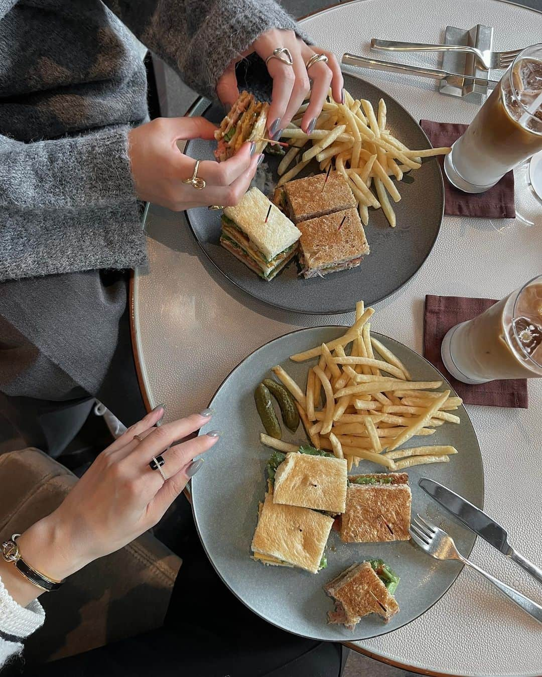 河野友美のインスタグラム：「𝙲𝙰𝙵𝙴☕️ よくブランチで行くパレスのラウンジ🥪  (しつこいようですが←ホテル価格ではあるけどカフェラテもおかわりできるから大好き🤣🫶)  がぶ飲み仲間の @uemura_a ちゃんとグレーベースのフレンチネイルが偶然お揃い🩷🩶💛  今回も3杯で断念。笑  #palacehotel #palacehoteltokyo #パレスホテル #ホテルランチ #ホテルラウンジ #朝活カフェ #朝活 #カフェラテ飲み放題 ←」