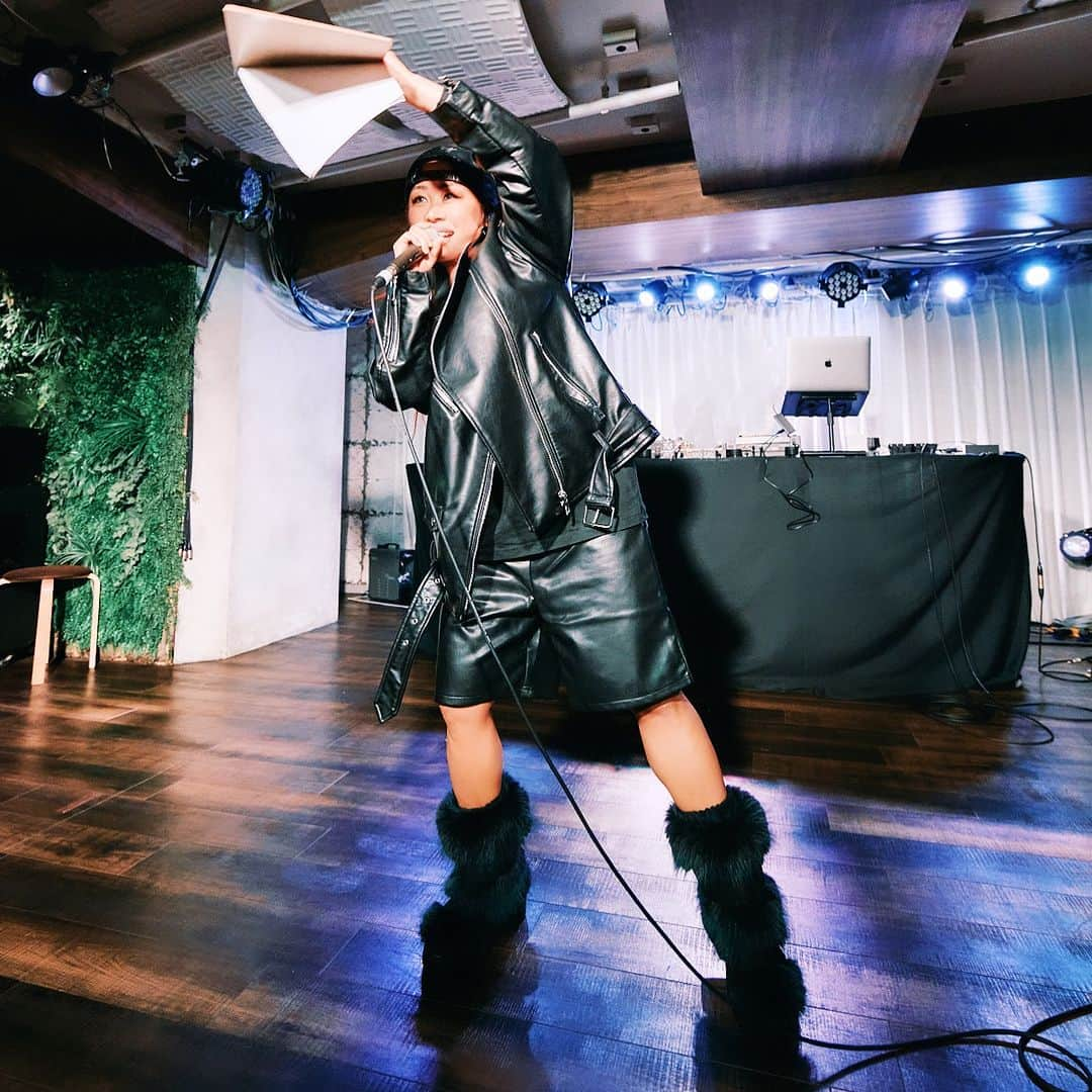 ルナのインスタグラム：「みんなーゲンキー!!!! 夜ゼミVol.3  @__y_z_m__ で沢山のHiphopヘッズとJUMP UP出来て最高でした🔥 頭から全身レザーでまとったら暑すぎてのぼせ上がってしまった🥵 年内はラストでしたが1月は誰がゲストかお楽しみに🎤 See you again in 2024✌🏼  📸by @takuyainoue___  #夜ゼミ #hiphop」