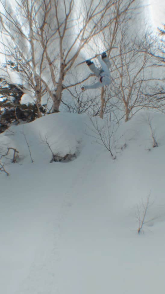 藤森由香のインスタグラム：「Throw back backflip Thursday ❄️❄️❄️   Video @k4mara2000  @burtonjapan @anonopticsjapan  #burtonsnowboards #tbt」