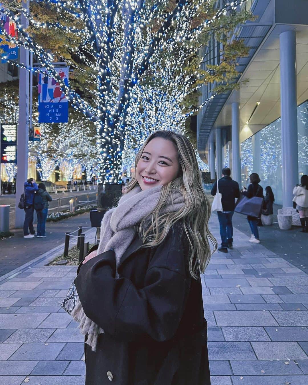 LISAのインスタグラム：「イルミネーションはシンプルに一色がすき！！  ということで、けやき坂と表参道のイルミネーションが毎年楽しみなのです🎄💫  そう言えば髪の毛明るくなりましたっ！ 結構好評で嬉しいの。 カラーはずっと @tomoyo_highlight さんです🫶🏼」