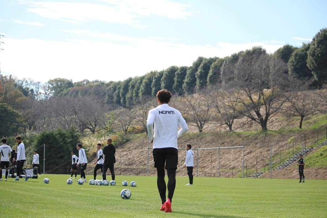 FC町田ゼルビアさんのインスタグラム写真 - (FC町田ゼルビアInstagram)「大悟カメラマン出現！👀 ピント少しズレてる？写真もありますが、選手の素敵な表情を引き出しているPhotos by 広報『だいご』の写真をご覧ください💙  @daigo__takahashi  #FC町田ゼルビア #zelvia」11月23日 19時50分 - fcmachidazelvia