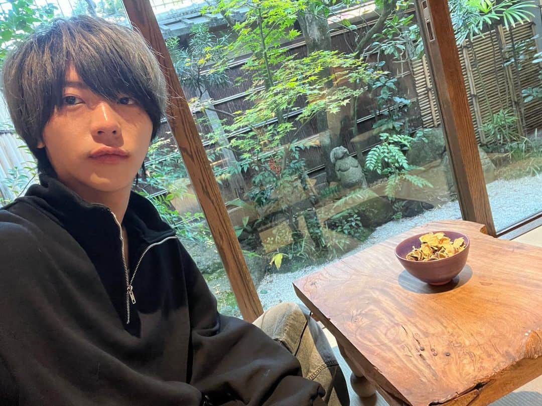 圭吾のインスタグラム：「京都に行ってきた👌 2枚目は全身CHRONOIZM👌 もーちょいで出るよ👌」