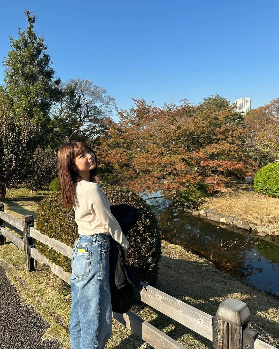 吉田莉桜さんのインスタグラム写真 - (吉田莉桜Instagram)「この日思ったより暖かくて上着要らなかった笑  木って素敵だよね、 紅葉も最高でした、🤤 もっと赤くなるんだろうな〜」11月23日 19時45分 - yoshida_rio_official