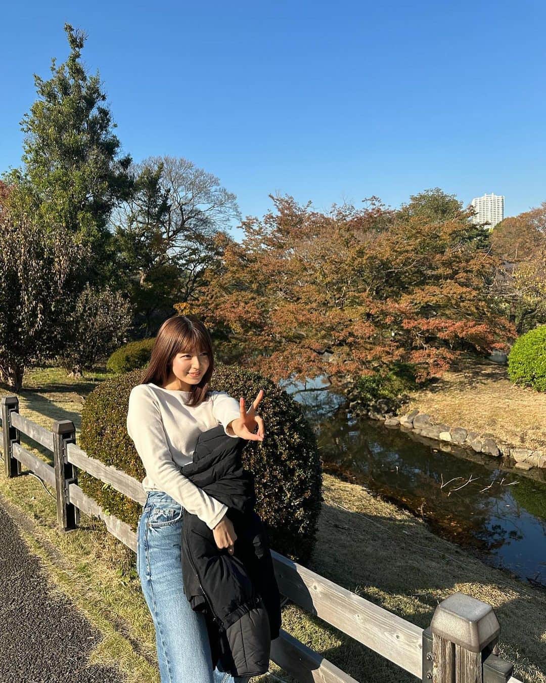 吉田莉桜さんのインスタグラム写真 - (吉田莉桜Instagram)「この日思ったより暖かくて上着要らなかった笑  木って素敵だよね、 紅葉も最高でした、🤤 もっと赤くなるんだろうな〜」11月23日 19時45分 - yoshida_rio_official