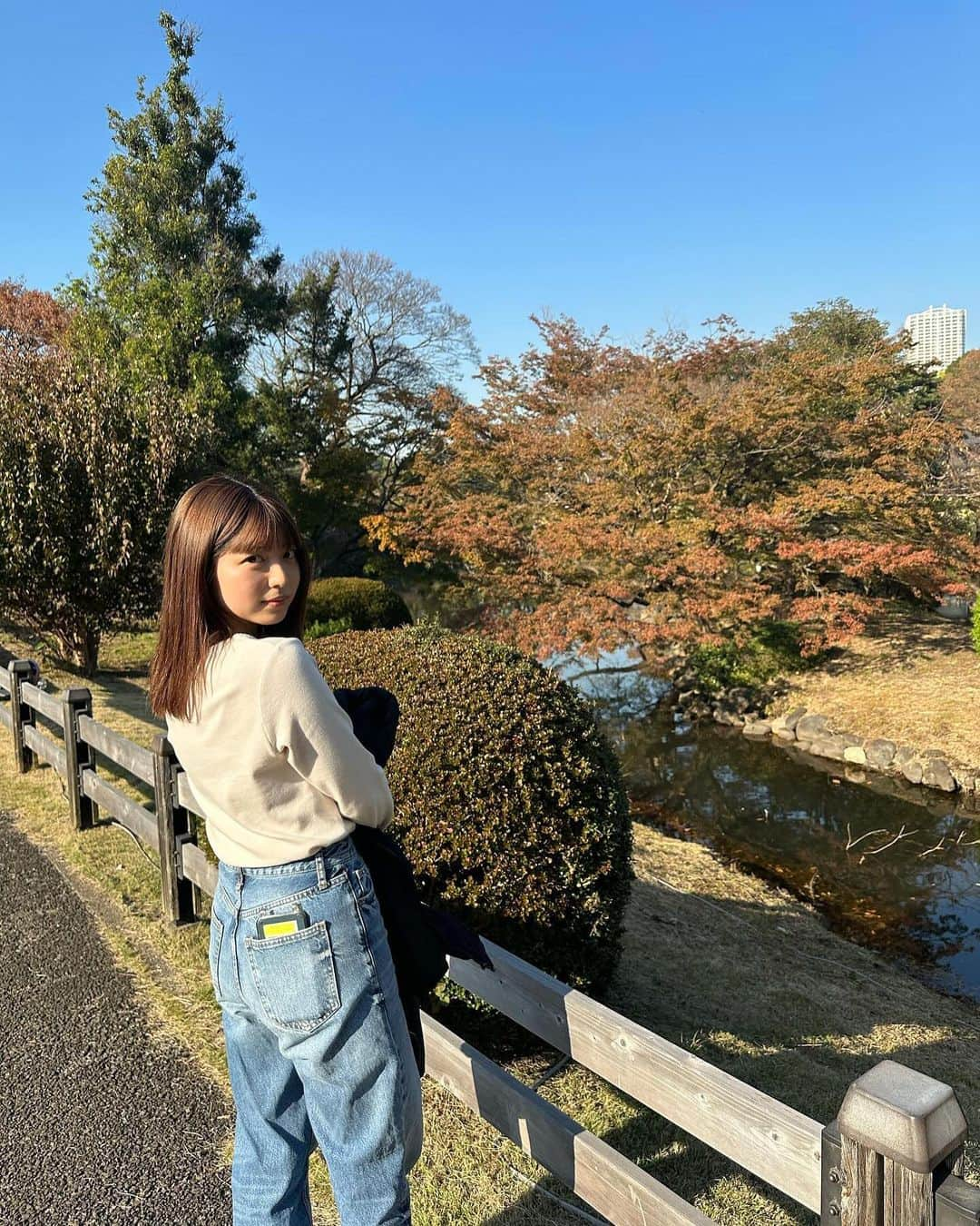 吉田莉桜さんのインスタグラム写真 - (吉田莉桜Instagram)「この日思ったより暖かくて上着要らなかった笑  木って素敵だよね、 紅葉も最高でした、🤤 もっと赤くなるんだろうな〜」11月23日 19時45分 - yoshida_rio_official