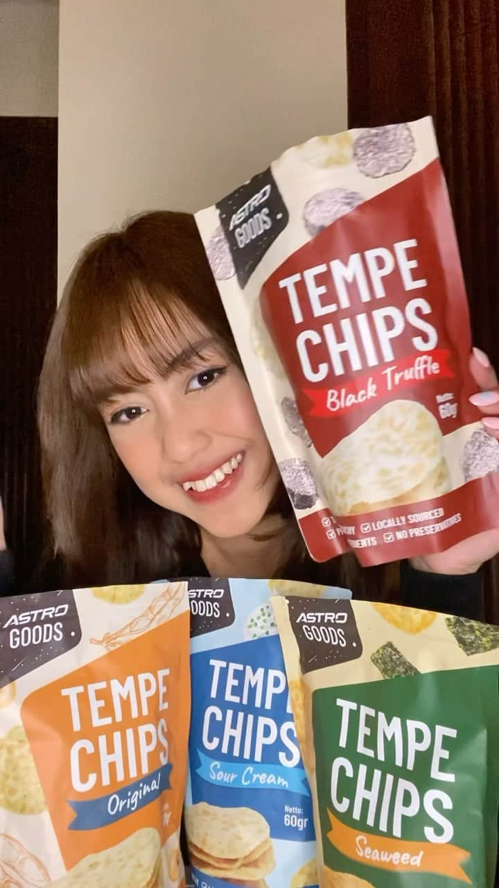 フランシスカ・サラスワティ・プスパ・デウィのインスタグラム：「Nyobain Tempe Chips Black Truffle seharga rp. 5 dari Astro! 😱🤯🔥 Enak banget, gurih dan pastinya higienis.. buat yang kepo langsung aja download aplikasi Astro dan dapetin Tempe Chips Black Truffle seharga 5 rupiah! Gapake lama satset langsung sampe dimanapun kamu berada ~   @astronauts.id #AstroinAja #DemiApapunCepat」