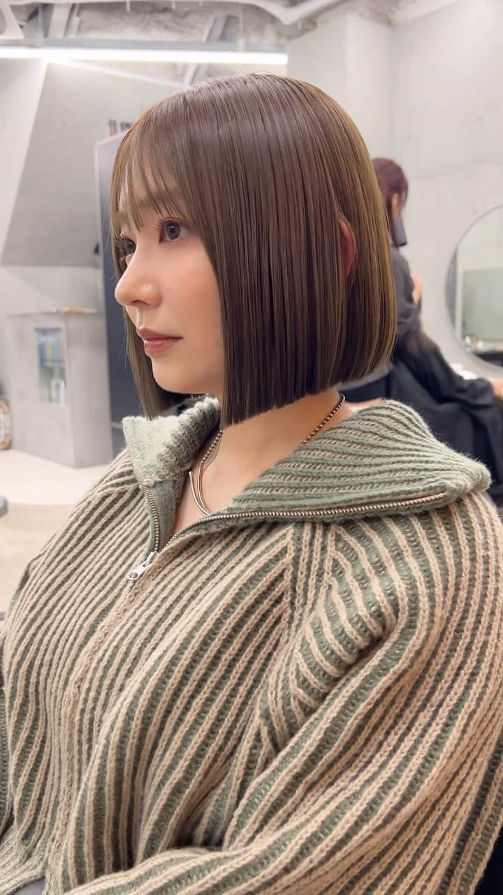 兼井遼のインスタグラム：「@marina_hirasawa  オリーブベージュ＊ 綺麗なラインのボブ✌︎  柔らかくほつれるヘア😌  ツヤのある 暗くても透明のある カラーならお任せください☺️  11月12月のご予約も まだまだお取りできます🙇🏻  ご質問などは コメントにてお問い合わせください！😌  #ケアカラー  #ヘアアレンジ  #ケアダブルカラー  #巻き方  #髪質改善カラー  #イルミナカラー  #ミルクティーベージュ #グレージュ  #ケアブリーチ  #ハイライトカラー  #ハイトーンカラー  #ブリーチ  #ダブルカラー   #インナーカラー  #オリーブアッシュ  #グラデーションカラー  #グレージュカラー  #ツヤトーン  #パーマ  #艶髪  #外国人風  #髪質改善トリートメント  #くびれヘア  #シースルーバング  #髪質改善  #ラベンダーグレージュ  #オリーブグレージュ  #トリートメント  #ヘアアクセサリー　#インナーハイライト」