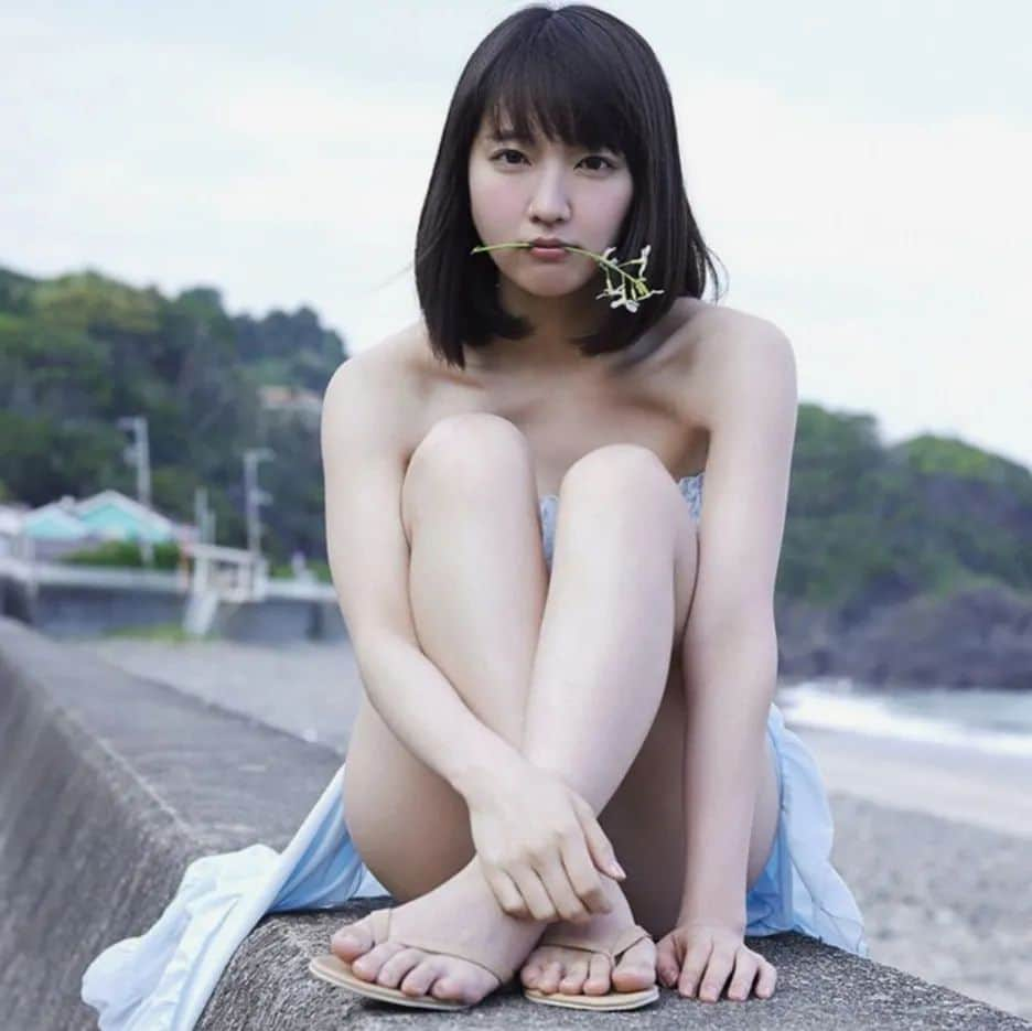 吉岡里帆ファンのインスタグラム：「里帆ちゃん、りほらーの皆様今日も１日お疲れ様でした！(*´ー｀*)  そして里帆ちゃん更新ありがとうございます❤️❤️  山形満喫出来てますかーー😆😆  満喫ってゆーのも変けど😅😅  自分  頑張って！と人に言わなくなった理由があって。  頑張ってと言われなくても頑張ってるわけで？  一番の理由は仲間の兄貴が白血病なったとき  何て言えば良いのか本当わからんくて  辛くて見舞い行けてなくて｡。  治療頑張ってるのに  頑張って下さいってね  それからかなー  何か頑張って下さいてゆーのが  言いきらんくて  応援してますていいよる。  写真は間違い探した風味で良く良く投稿していた里帆ちゃん♪(/ω＼*)  このシリーズ里帆ちゃんも思い入れありすぎます❤️❤️  明日と明後日で今週もおしまい！  気合い入れてこーー！  #吉岡里帆#吉岡里帆ちゃん #吉岡里帆かわいすぎ」