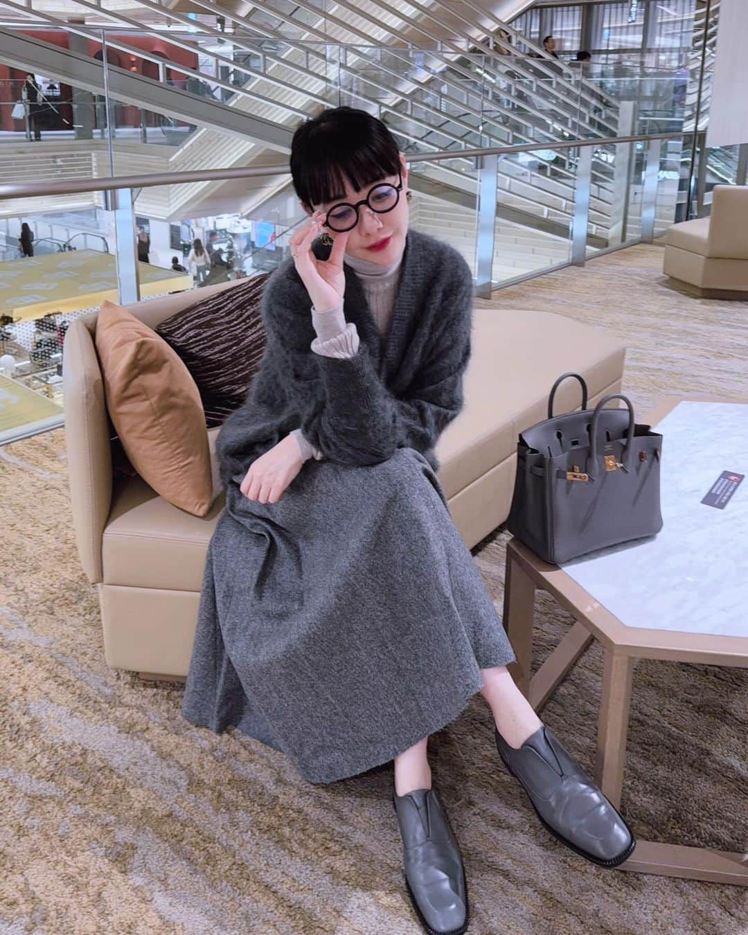 カオルコのインスタグラム：「🩶🩶🩶  ワントーンコーデとやらで濃いリップ  glasses @tomford  tops @blamink.official  @toyoboshi.onlinestore  skirt @madisonblue_official  shoes @victoriabeckham  bag @hermes  #アラフォー #ワントーンコーデ #大人女子」