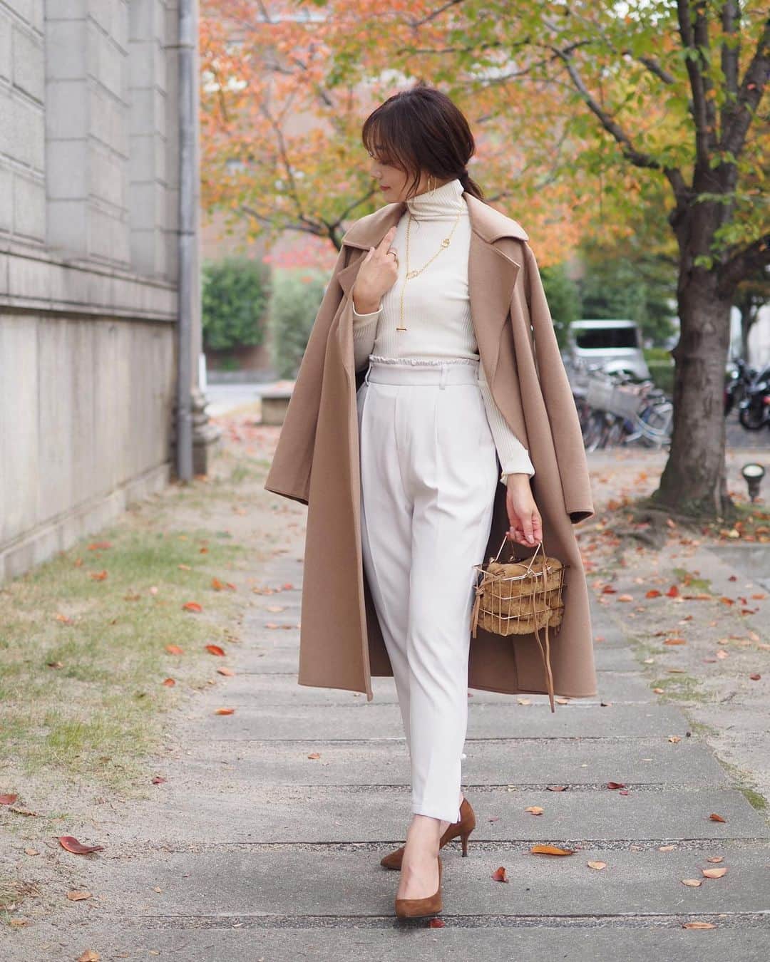 yoko178loveのインスタグラム：「#coordinate  White＋camel✨ 柔らかな色合わせがMy basic  パンツは裾スリットに さりげなくパールが付いてるの こういう小技に惹かれてしまう♡  pants  @nostalgia_jp @nostalgia_zozotown  ✔︎ZOZOで¥1,000クーポン実施中 coat  #uniqlo knit  #plst bag  #zanchetti  #nostalgiajp #ノスタルジア#pr#noszozo #ワントーンコーデ #ユニクロ#大人カジュアル #きれいめコーデ #冬コーデ #fashion#casual」