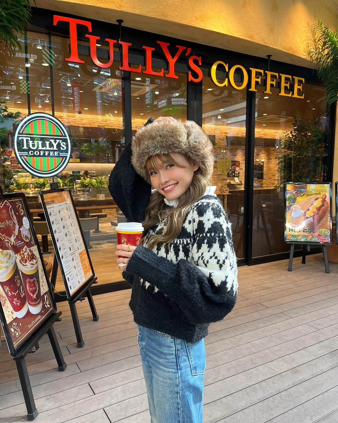 baby.maiさんのインスタグラム写真 - (baby.maiInstagram)「. . パピーとランチ食べてからのTULLY's☕️🎀 新しいドリンク美味しかったなぁ🫶🏽  ニットは大好きなノルディック柄🩶 この柄好きすぎてすぐ目についちゃうねんな☺️ ショート丈やからいろんな着回しできるからオススメ☝🏽 ちなみにシャツ中に着てみたよ👔やっぱかわいい😮‍💨  12月4日まで新規会員登録で200ptプレゼント🎁 しかも会員登録すると"会員価格"ってついてる価格で ずーっと購入できちゃうよ🛒  @ezakkamania_stores #PR #ezakkamaniastores #イーザッカマニアストアーズ #イーザッカマニア #zootie #ezakkamania_2023aw #ezakkamania_snap #ノルディックセーター」11月23日 19時51分 - maixxaloha