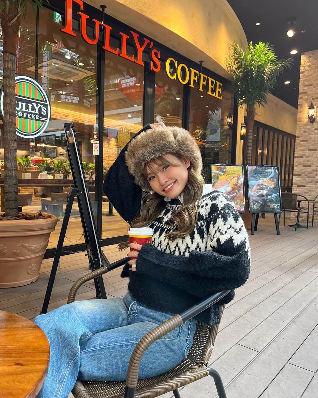 baby.maiのインスタグラム：「. . パピーとランチ食べてからのTULLY's☕️🎀 新しいドリンク美味しかったなぁ🫶🏽  ニットは大好きなノルディック柄🩶 この柄好きすぎてすぐ目についちゃうねんな☺️ ショート丈やからいろんな着回しできるからオススメ☝🏽 ちなみにシャツ中に着てみたよ👔やっぱかわいい😮‍💨  12月4日まで新規会員登録で200ptプレゼント🎁 しかも会員登録すると"会員価格"ってついてる価格で ずーっと購入できちゃうよ🛒  @ezakkamania_stores #PR #ezakkamaniastores #イーザッカマニアストアーズ #イーザッカマニア #zootie #ezakkamania_2023aw #ezakkamania_snap #ノルディックセーター」