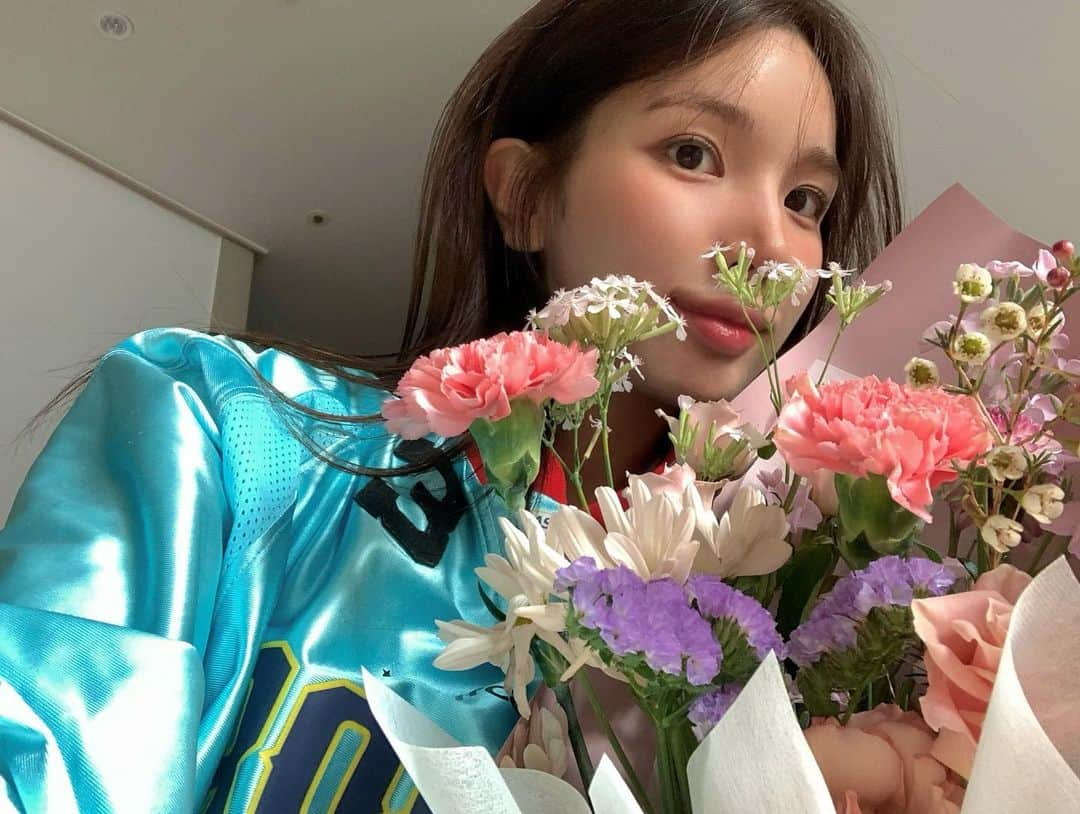 ディニさんのインスタグラム写真 - (ディニInstagram)「남편이 꽃주는 날부터 일주일은 기분 좋아!!! 💐🩵🩵🩵」11月23日 19時55分 - keemdani