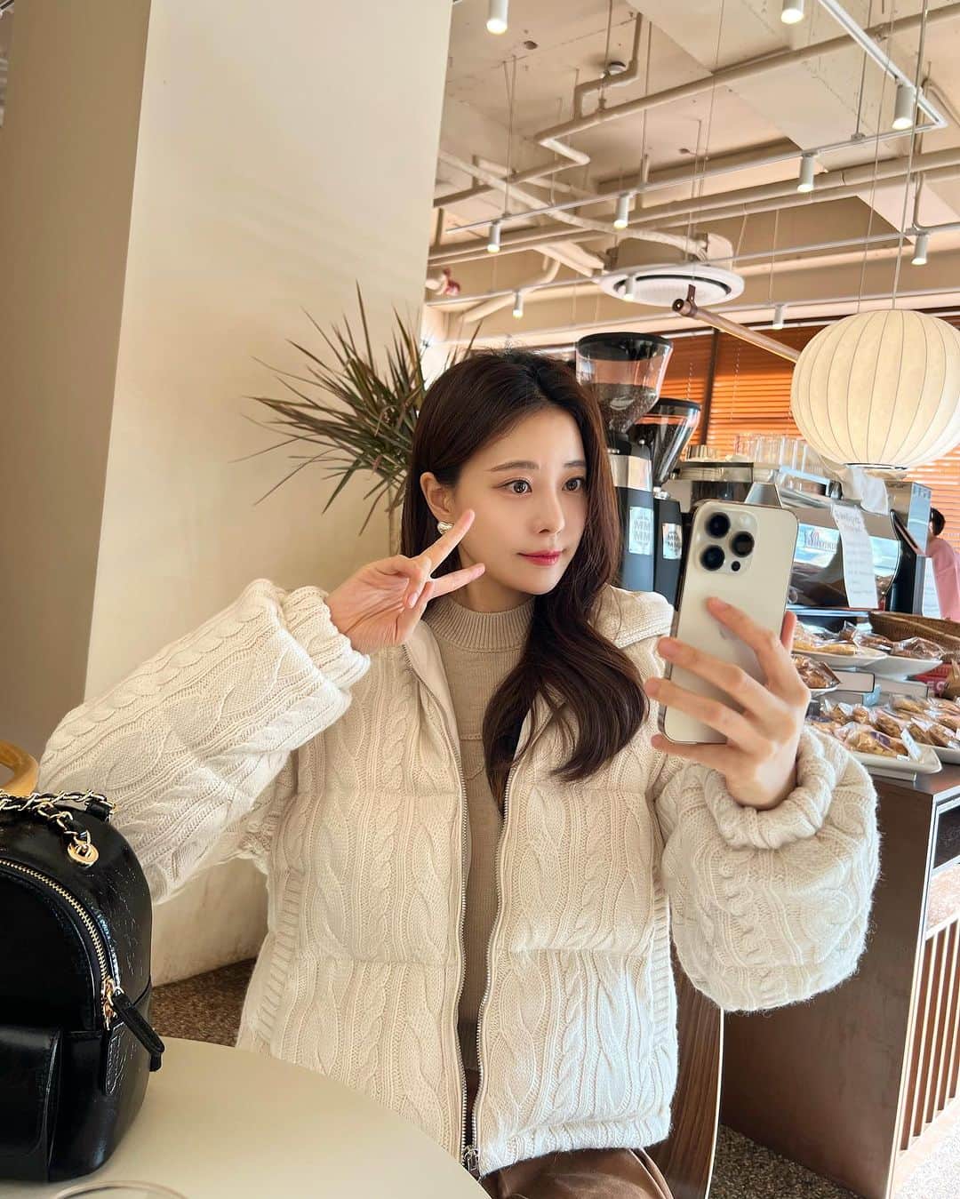 キム・ミニョンのインスタグラム：「니트 패딩 문의 폭주⭐️하여 12월에 오픈하려고했는데  빨 리 입고싶다눈 DM이 너무 많이와서 내일 선공개로 두시에 오픈해둘게요 🥰 너모 귀엽죠!!!! ✌️」