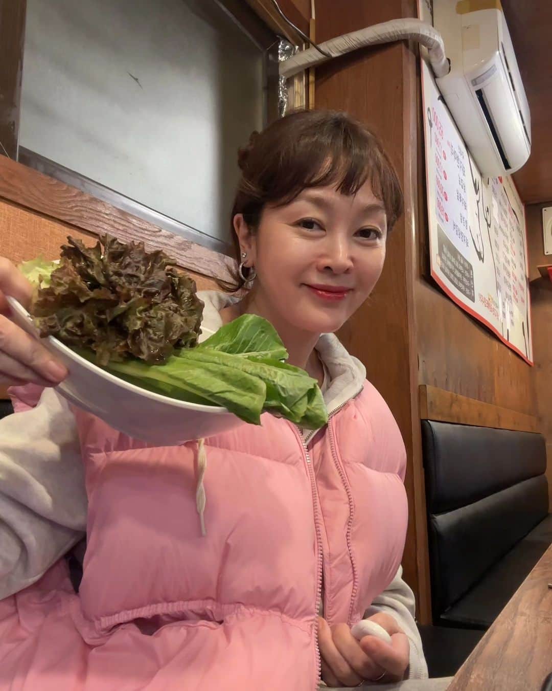 イ・スンヨンのインスタグラム：「연희동부루스 ㅋ 오복방모임  언제나 반갑고 귀여운 내 찐친들   @yeahfur  벨벳커즈 스카이블루  넘 편하고이뻐요   테니스팔찌도 오픈되어있구요~~  나린오일도 마고샵에 오픈되어있어요~^♡  #연희동나들이 #깜지걱정 #추워져요  #온도조절잘하셔요💜💜💜」