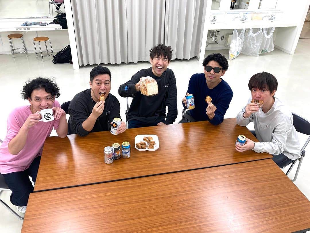 ゴスペラーズ【公式】のインスタグラム：「#ゴスペラーズ の #ヒアナウ  福岡・大分公演にお越しくださった みなさまありがとうございました❗️  中津からあげとパンで乾杯🍗🍞  🎙️NEXT STAGE🎙️ 2023.11.25 sat 名古屋 2023.11.26 sun 京都」