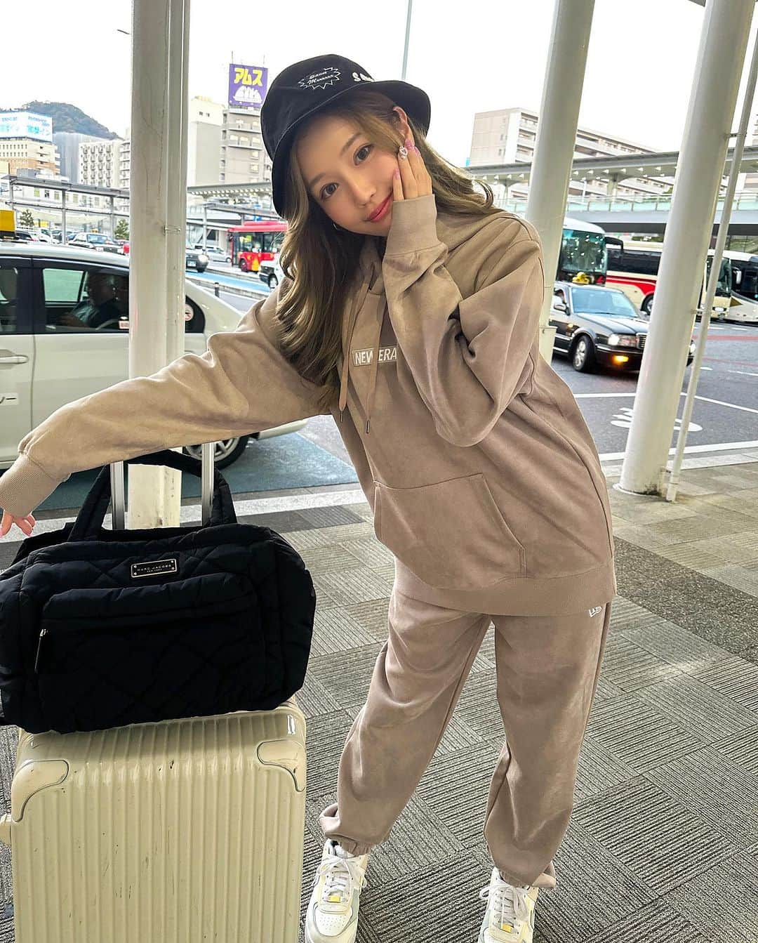 渡辺加和さんのインスタグラム写真 - (渡辺加和Instagram)「遠征🚅 スウェット @newerajapan 🤎🥔 キャリーバッグはボロボロなるまで使うタイプです💨  バケハはファンの人がくれたよ🥹 応援してもらえていつも、みんな本当にありがとうだよ🥰  #かずへー #ニューエラへー #ストへー」11月23日 20時07分 - watanabekazue