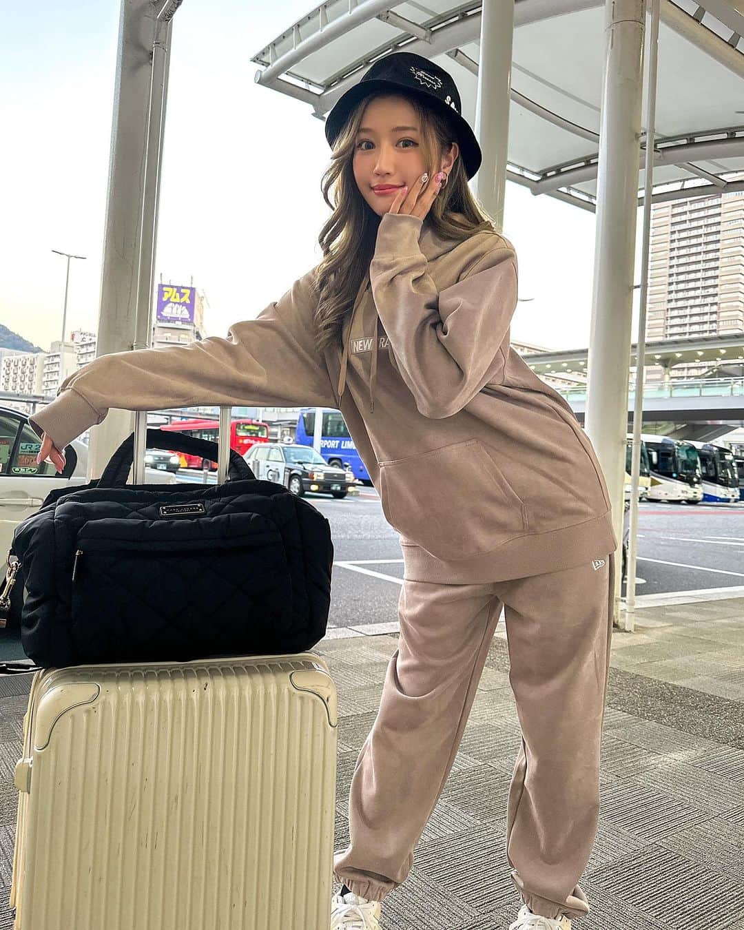 渡辺加和さんのインスタグラム写真 - (渡辺加和Instagram)「遠征🚅 スウェット @newerajapan 🤎🥔 キャリーバッグはボロボロなるまで使うタイプです💨  バケハはファンの人がくれたよ🥹 応援してもらえていつも、みんな本当にありがとうだよ🥰  #かずへー #ニューエラへー #ストへー」11月23日 20時07分 - watanabekazue