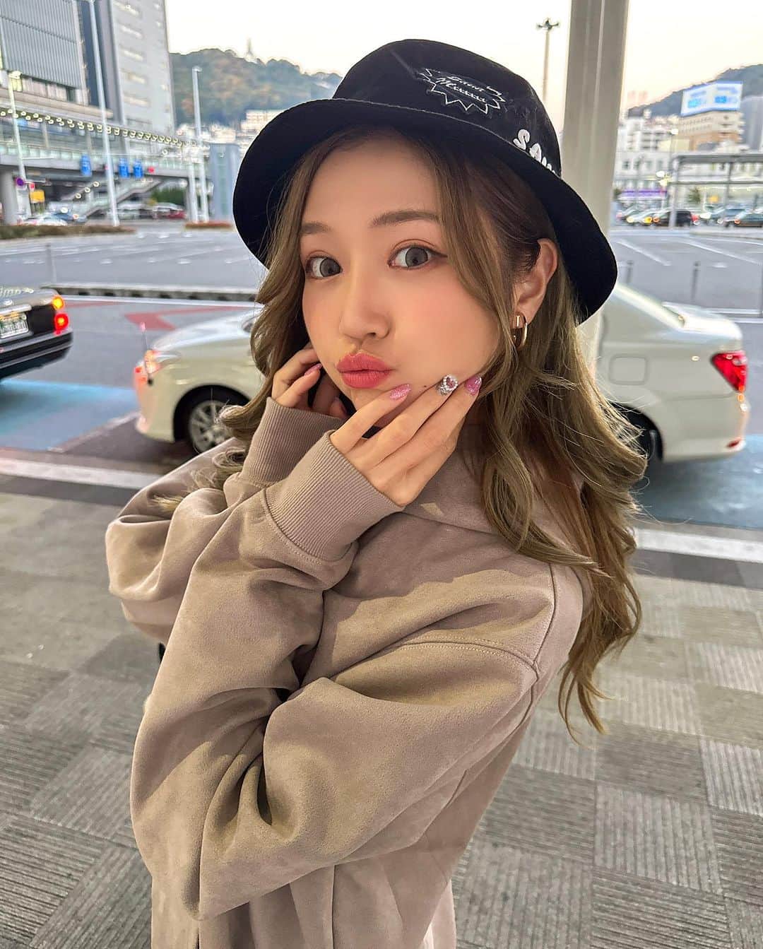 渡辺加和さんのインスタグラム写真 - (渡辺加和Instagram)「遠征🚅 スウェット @newerajapan 🤎🥔 キャリーバッグはボロボロなるまで使うタイプです💨  バケハはファンの人がくれたよ🥹 応援してもらえていつも、みんな本当にありがとうだよ🥰  #かずへー #ニューエラへー #ストへー」11月23日 20時07分 - watanabekazue