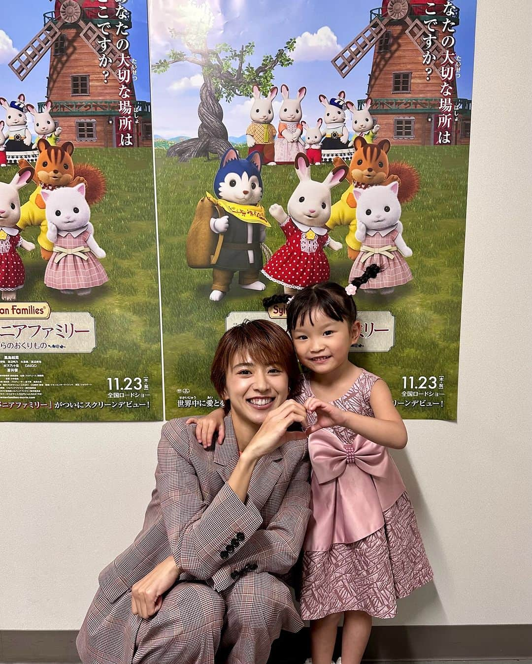 村方乃々佳のインスタグラム：「今日は映画シルバニアファミリーの初日舞台挨拶が全部で4回💖  「”ののちゃん”のパネルを持ったお姉さんが3回も来てくれてたよ✨」 「手を振ってくれてたよ❣️」と、 ののちゃんからも客席の皆さんのお顔がよく見えたそうです。  午後もののちゃんワールド炸裂で、DAIGOさんのおなじみの略語『DAI語』を真似っこして、 「SSK→映画いっぱい見てくれてありがとう」とか「AAD→また見てね〜」とか、オリジナルの のの語を披露していました。  急に出演者の皆さんの手を繋ぎに行ったり、足に絡みついてくるくる回ったり、ボイパが始まったり...😅 お母さんは終始ヒヤヒヤしていましだか、本人はどこ吹く風で思いきり楽しんでいました😚 舞台上を縦横無尽に動き回る乃々佳をあたたかく見守ってくださり、ありがとうございました🙇🏻‍♀️  #村方乃々佳 #ののちゃん #ののかちゃん #ののちゃんねる #nonokamurakata #노노카 #NONOCHAN #シルバニアファミリー #黒島結菜 さん」