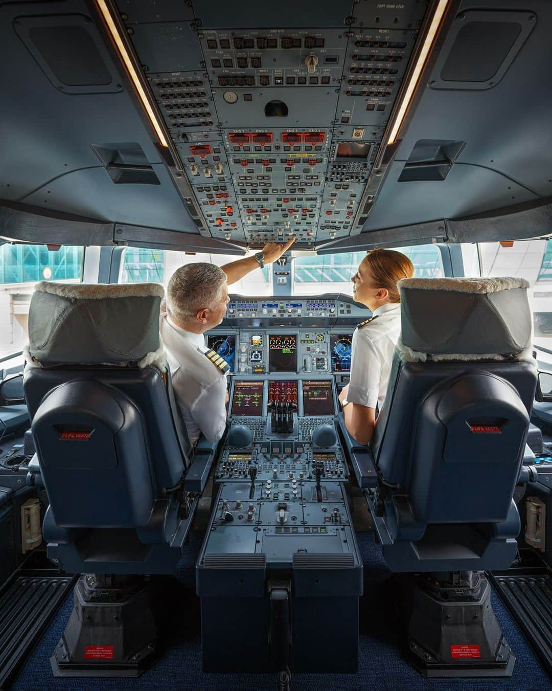 エミレーツ航空のインスタグラム：「Step into our office. 🛫  #Emirates #FlyBetter」