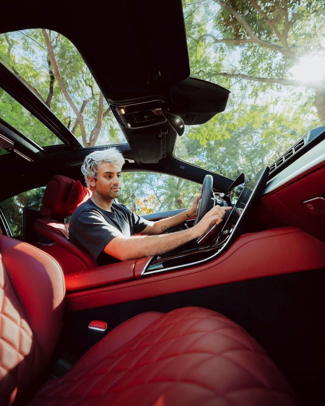 メルセデス・ベンツさんのインスタグラム写真 - (メルセデス・ベンツInstagram)「Roadtrips are revolutionized with Dolby Atmos. Make memories while experiencing your favourite songs on Apple Music like never before.   #MercedesBenz #DolbyAtmos #AppleMusic #RoadTripMusic」11月23日 20時00分 - mercedesbenz