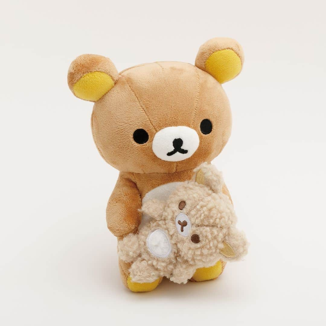 ☆期間限定リラックマ公式Instagram☆のインスタグラム：「🐻11月発売🐻  いつもリラックマを大切にしてくれているあなたへ。 ぬいぐるみのリラックマたちと日常をエンジョイしましょ🎵 ぬいぐるみをもっと大好きになれる「もっとエンジョイ♪ポージングぬいぐるみ」シリーズが登場です✨  🌟リラックマ総選挙スペシャルシークレットボックス 「リラックマ20周年記念歴代シリーズ総選挙」1次予選で上位に選ばれたシリーズの中から、ポージングぬいぐるみと組み合わせて遊べるぬいぐるみができました🎉 シークレットもあるよ✨ 何が出るかは買ってからのお楽しみ💛 ぜひチェックしてみてね🐻  そして、Instagramフォトコンテストも開催中🌈  ハッシュタグ『#エンジョイリラックマ』をつけて、対象 アイテムを含む写真を撮影してInstagramにアップしよう ❣ 『エンジョイしたで賞』に選ばれた5名様には素敵な賞品 をプレゼント🌟 みなさまの楽しいお写真の投稿、お待ちしております💛 詳しくは、ごゆるりブログをチェックしてね🎵  #リラックマ #コリラックマ #キイロイトリ #チャイロイコグマ #rilakkuma #korilakkuma #kiiroitori #chairoikoguma #ポージングぬいぐるみ #ぬい撮り #かわいい #コンテスト #フォトコンテスト」