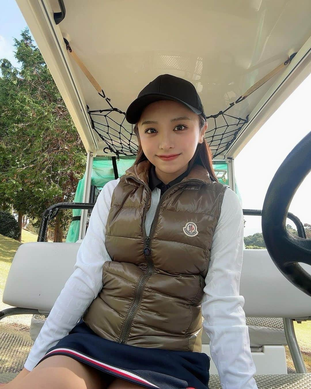 勝又彩央里のインスタグラム：「コースデビューしました⛳️✨ ゴルフは奥が深い！楽しすぎた〜🤍  #ゴルフ #ゴルフ女子 #ゴルフウェア #ゴルフ場 #ゴルフ初心者 #golf #休日 #スカート #ワンピース #ゴルフ女子コーデ #sport #ootd #instagram #instadaily #tommyhilfiger #moncler #自然 #秋 #冬 #ストレートヘア #ゴルフコンペ」