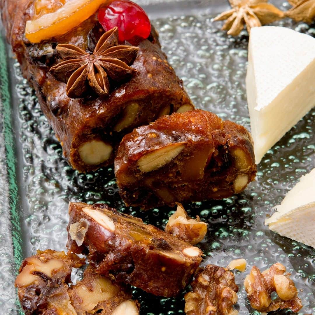 pâtisserie Sadaharu AOKI parisのインスタグラム：「アルザスの伝統菓子🎁  サダハルアオキでは、クリスマスまでの気分を盛り上げてくれるアドベントが続々と登場しております！  本日は『ベラヴェッカ』をご紹介。  フルーツの美味しさを凝縮した、フランス・アルザス地方の伝統菓子であるベラヴェッカ。 洋なし、イチジク、プルーン、オレンジなどのドライフルーツにクルミやアーモンドなどのナッツを加え、アオキならではのエピス（香辛料）を使用し、じっくりと焼き上げました。  5ミリ程度にスライスし、カマンベールチーズやフォアグラテリーヌを乗せるのがおすすめ。  甘口の白ワインや貴腐ワイン、フルボディの赤ワインと好相性です♪  ＿＿＿＿＿＿＿＿＿＿＿＿＿＿＿＿＿＿  【販売店舗】 サダハルアオキ 全店舗（木更津店・催事店舗は除く）  【販売期間】 販売中～12月末まで（予定）  ＿＿＿＿＿＿＿＿＿＿＿＿＿＿＿＿＿＿」