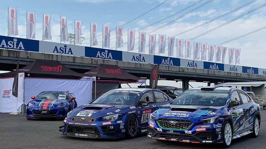 山内英輝のインスタグラム：「今日は、筑波サーキットでSTIサーキットドライブの走行会でした。参加者も100台を超える参加台数で、沢山の笑顔溢れる会場で楽しい1日でした👏 ありがとうございました！！ マリオさん、写真頂きました！🙇‍♂️」