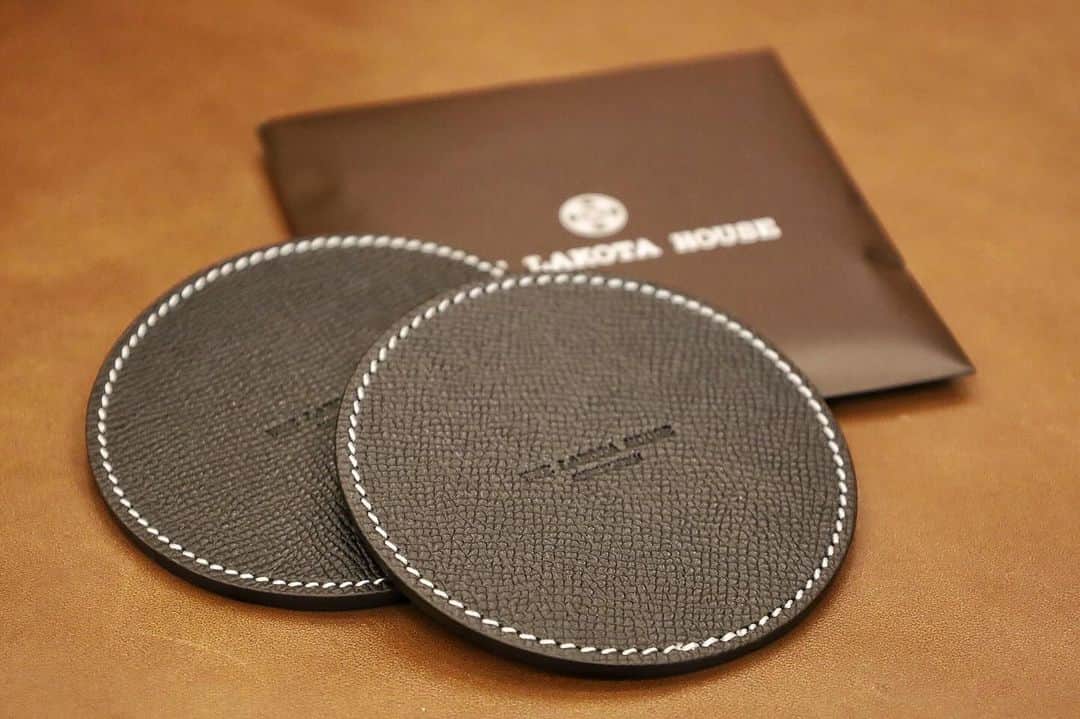 ラコタハウスのインスタグラム：「ラコタハウス丸の内店５周年記念ノベルティのレザーコースターは、予定数量に達したため配布終了となりました。   ご来店いただいた皆様に改めて感謝を申し上げます。   #alden #aldenshoes #ktlewiston #kreisledermanufaktur #thelakotahouse #オールデン #ラコタハウス」