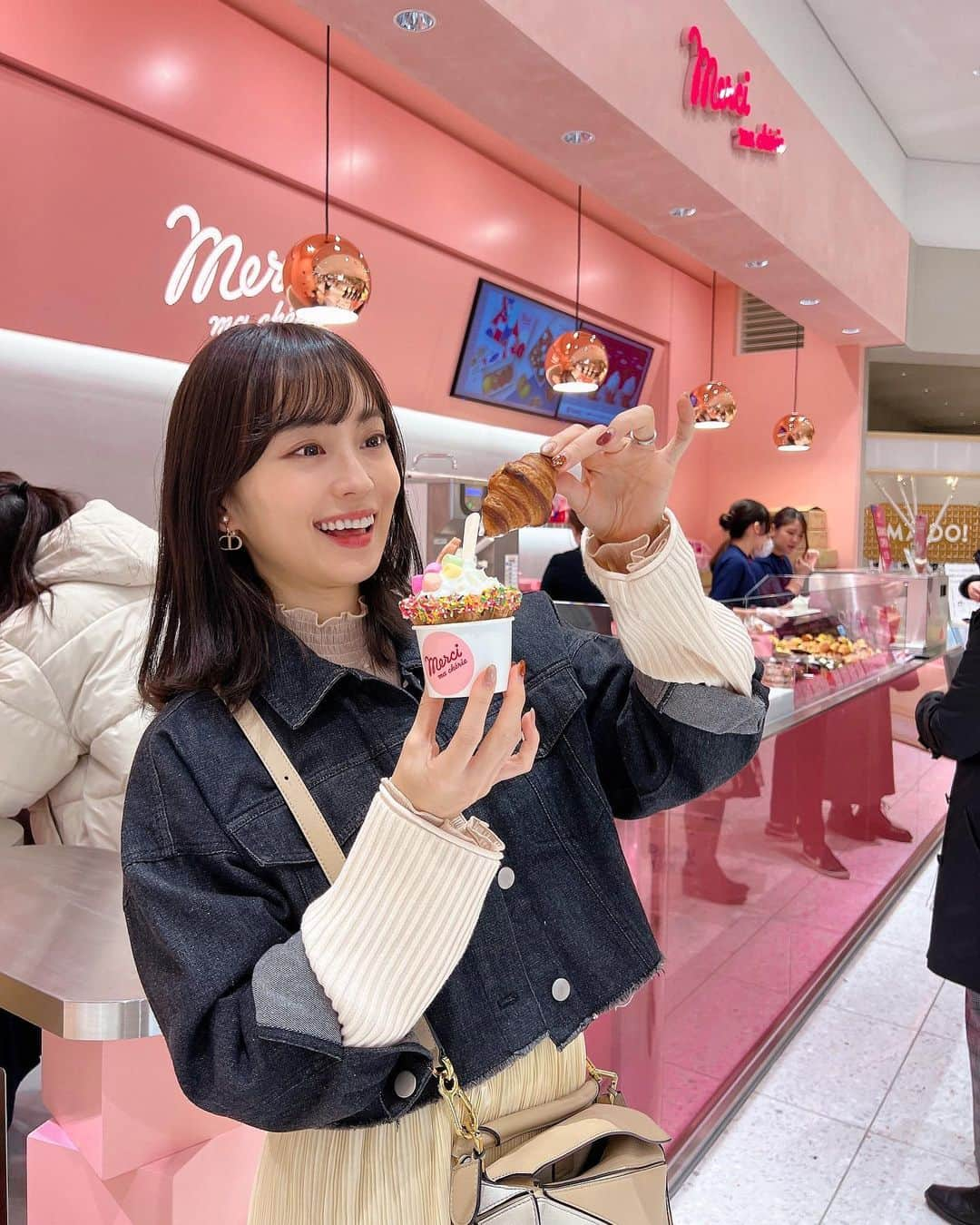 みき みーやんさんのインスタグラム写真 - (みき みーやんInstagram)「ルクアイーレに新オープン🥐🍦🐻❤ . 梅田ルクアイーレにモンシェールの 新ブランド【メルシー マシェリ】が 11月22日グランドオープン🎉💕 @merci_macherie_official  . ベビーピンクがイメージカラーで お店も可愛いしスイーツも激かわで テンション上がりまくり🤤❤ . 焼き菓子や可愛い生力ットケーキ ホールケーキもあったけど 私のおすすめは好みのトッピングで カスタマイズ出来るソフトクリーム🍦❤ . カップを選んでトッピングを追加して 自分だけのソフトクリーム食べてみてー！w . . #メルシーマシェリ#モンシェール#ルクアイーレ #大阪グルメ#大阪カフェ #大阪スイーツ#大阪スイーツ巡り #スイーツ部 #大阪駅 #大阪#焼き菓子店 #美味しいスイーツ #ミディアムヘア#プチプラ#プチプラコーデ #暗髪 #暗髪カラー #ヘアスタイル #クロワッサン #クッキー #ルクア1100」11月23日 20時01分 - mi_yan0101