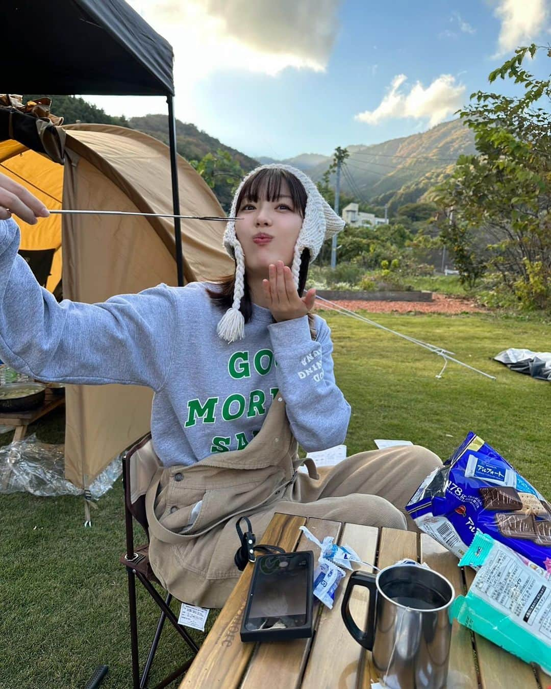 中村里帆さんのインスタグラム写真 - (中村里帆Instagram)「両親の影響でキャンプの魅力に沼り、道具もほぼほぼ揃ってきたので先日遠出してやってみました🏕️ 不器用・大雑把という私の特性が大いに発揮された一日で、完成間近の豆乳鍋をひっくり返して豆乳まみれになった時は何かもう本当に... 言葉では表せない感情になりました🫠 でもそれもひっくるめて楽しかった！ 真のキャンパー目指してもっと修行積んでくる！  ps.オススメのキャンプ飯ありませんか？」11月23日 20時08分 - __rihostagram__