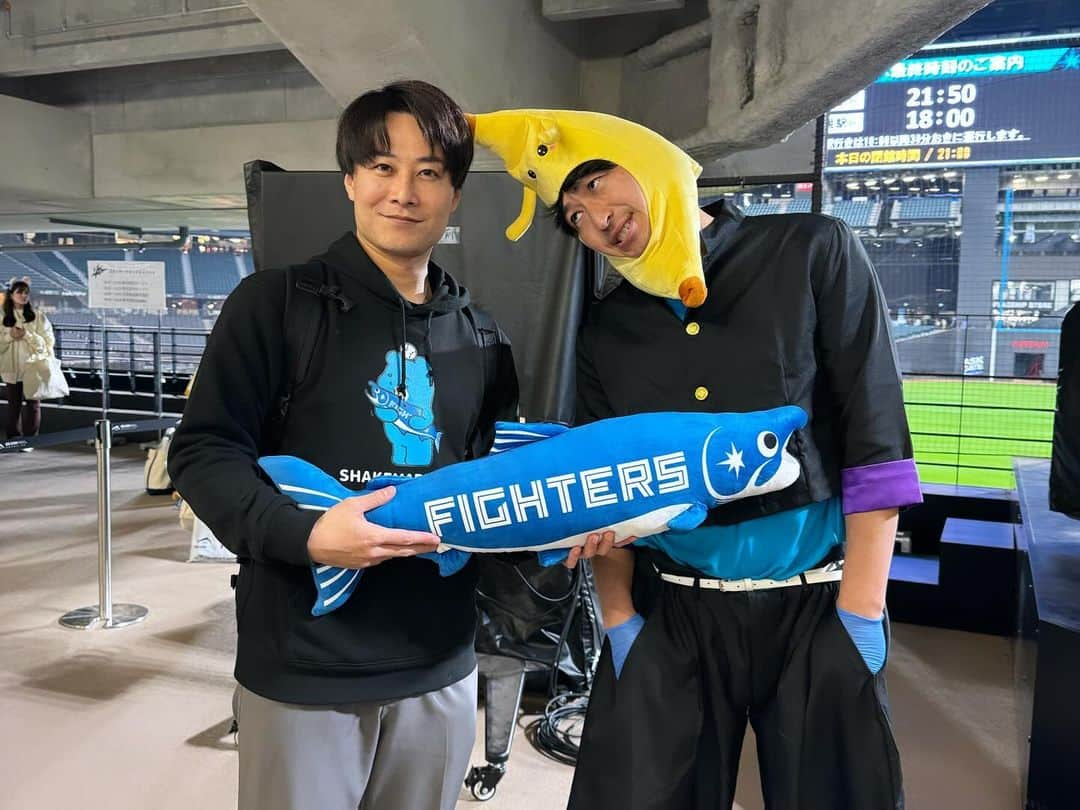 土井悠平さんのインスタグラム写真 - (土井悠平Instagram)「F FES🍭⚾️ めちゃくちゃ楽しかったー！！ 選手の普段とは違う側面をたくさん観られて最高でした🤙  NORD(ノール)の皆さん、 HARTYさん、 岩本さん、  ありがとうございました！！🔥  カキさんも最後、撮影会ご参加ありがとうございました！😂  ファイターズライブフィールドにお越しくださった皆様、 ありがとうございました！！ 次は、FAVミーティングでお会いしましょう！😘  #北海道日本ハムファイターズ #lovefighters  #ffes #プロ野球 #ファン感  #アイーン #ドイーン  #エスコンフィールド北海道 #北海道 #北広島」11月23日 20時04分 - doi_yuhei