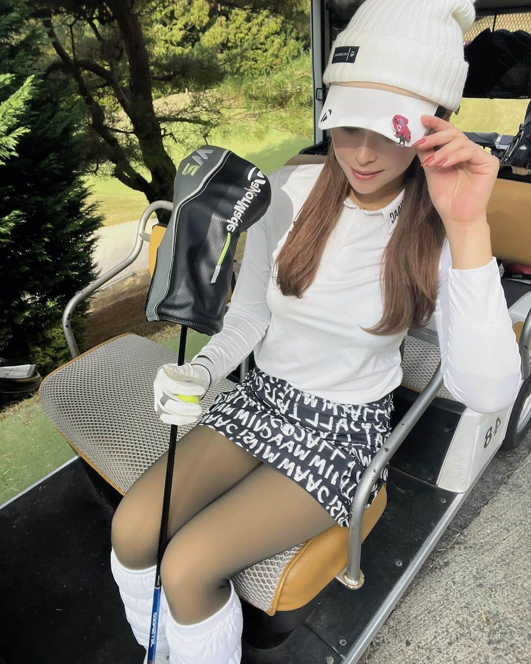 高塚南海さんのインスタグラム写真 - (高塚南海Instagram)「⛳️  ︎︎︎︎︎︎☑︎京都ゴルフ舟山コース ︎︎︎︎︎︎☑︎score113🔴  MAMAの休日頂いてゴルフday❕ 寒いと思って1200デニールタイツも履いたけど めっちゃ暖かかった☀️.°  中々上手くいかない日だったぁ OBもだいぶ打ったw ユーティリティが1番ちゃんと当たるww  昨日旦那さんに素振り特訓してもらったのにちゃんと実践出来てないんだろうなぁ🙄  ゴルフ難しい… 皆さんゴルフ始めてどれくらいで 100切りしましたか？？🥺   #ゴルフ  #ゴルフ女子  #ゴルフ女子コーデ  #waac #テイラーメイド #taylormade   #目指せ100切り  #ゴルフウェア   #ゴルフ好きな人と繋がりたい   #京都ゴルフ」11月23日 20時05分 - southsea28