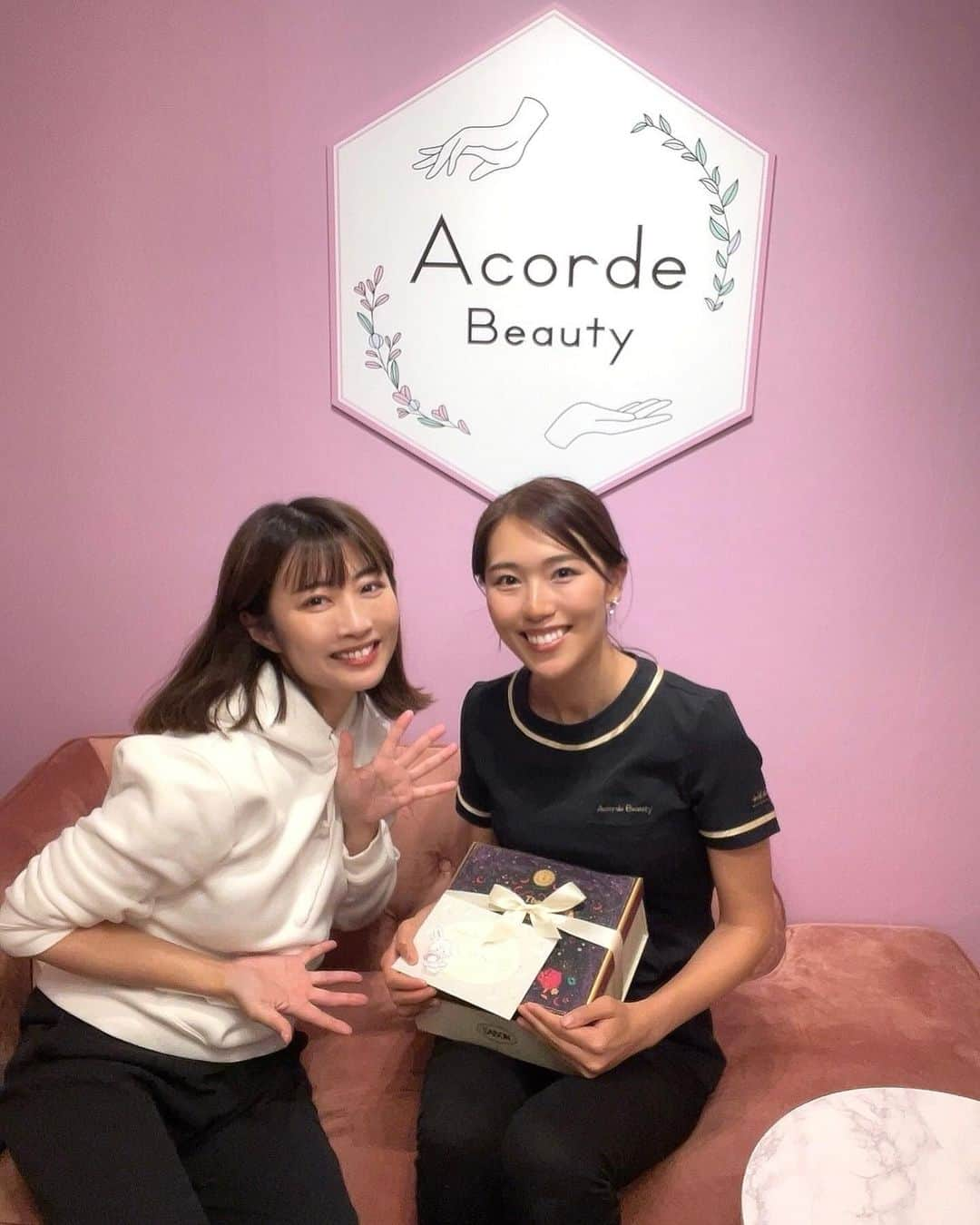 古川真奈美のインスタグラム：「. . 月1でお世話になっているアコルデビューティーさんへ☺️✨ @acorde.beauty  りささんが先日お誕生日だったので、お誕生日プレゼントをお渡ししました🎁 喜んでもらえて私も嬉しかった〜😍🩷 ⁡ いつもパワフルでにこやかで技術面もズバ抜けてて、毎回りささんに会うのが楽しみです🩷 長いこと大変お世話になってます🥺🙏🌷 ⁡ りささん素敵な一年を過ごしてください😊 これからもよろしくお願いいたします🙇🏻‍♂️❤️ ⁡ ⁡ ⁡#アコルデビューティー #エステ #スリムムーブ #美容に全力を尽くすアラフォー #instalike #instamood  #ootd #东京 #扎心了 #ow #맞팔 #instapic  #팔로우미 #instaphoto #instagravure #girl #glam #followme #インスタグラビア #グラビア #japanesegirl #selfies #gravure  #lookgoodfeelgood」