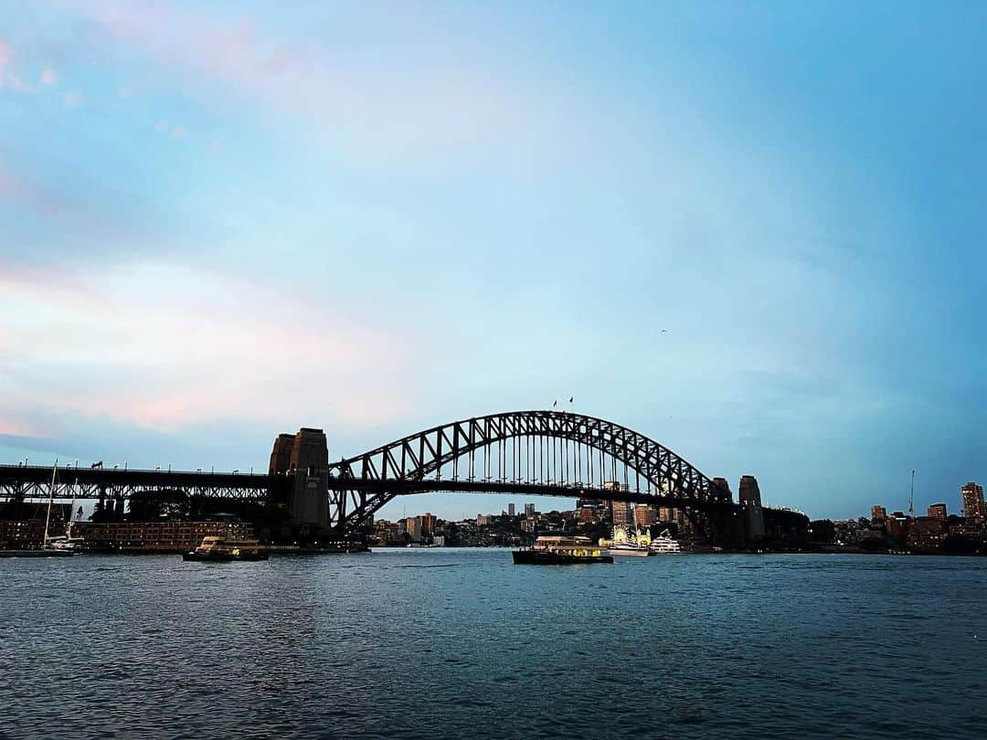 奥貫薫さんのインスタグラム写真 - (奥貫薫Instagram)「.  Circular Quay の夕暮れ  30年前に訪れたときよりも ずっと楽しい旅で この街が好きになった 国民の半数以上が移民だという 寛容なこの国の在り様は きっと当時も同じで 私のほうが変わったのだろう  人生をふりかえってみれば あちこちでつまずいてばかり 恥ずかしいことも情けないこともたくさんあるけれど 今ここでこんなに美しい空を眺めることができるなら すべてはパーフェクト」11月23日 20時06分 - kaoru_okunuki