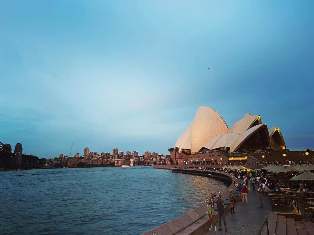 奥貫薫さんのインスタグラム写真 - (奥貫薫Instagram)「.  Circular Quay の夕暮れ  30年前に訪れたときよりも ずっと楽しい旅で この街が好きになった 国民の半数以上が移民だという 寛容なこの国の在り様は きっと当時も同じで 私のほうが変わったのだろう  人生をふりかえってみれば あちこちでつまずいてばかり 恥ずかしいことも情けないこともたくさんあるけれど 今ここでこんなに美しい空を眺めることができるなら すべてはパーフェクト」11月23日 20時06分 - kaoru_okunuki