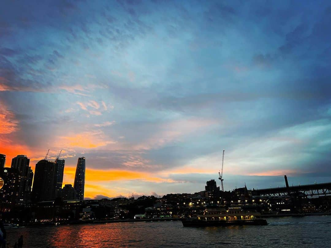 奥貫薫のインスタグラム：「.  Circular Quay の夕暮れ  30年前に訪れたときよりも ずっと楽しい旅で この街が好きになった 国民の半数以上が移民だという 寛容なこの国の在り様は きっと当時も同じで 私のほうが変わったのだろう  人生をふりかえってみれば あちこちでつまずいてばかり 恥ずかしいことも情けないこともたくさんあるけれど 今ここでこんなに美しい空を眺めることができるなら すべてはパーフェクト」