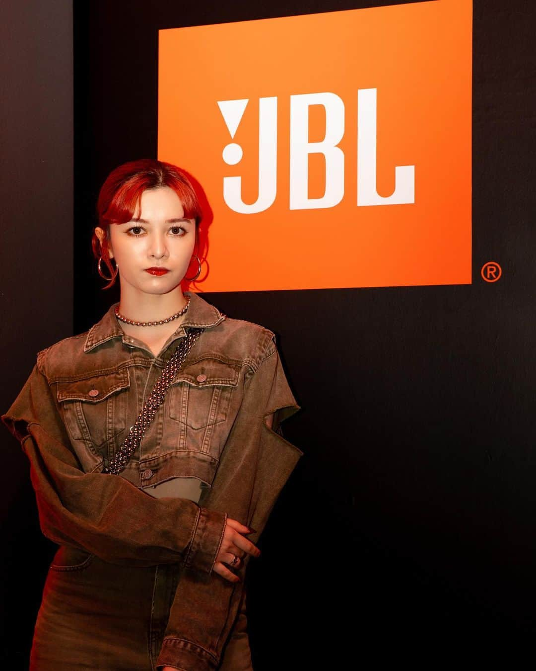 ガーダオ・メラニーさんのインスタグラム写真 - (ガーダオ・メラニーInstagram)「@jbl_japan 🔊🎵 音と光の空間に浸るイマーシブサウンド体験ができるポップアップイベント「JBL MEGA BOX」が渋谷にて11月26日（日）まで限定で開催されます🦾 ⁡ 光と音に浸るDJ空間や、ブラックライトで光るウォールアートなどが公開されています🎧 ⁡ JBLを代表する歴代スピーカーが並んだレトロなフォトスポットなどもあり、幅広い世代が楽しめるイベントだと思います🕴🏼🕴🏽🕴🏾 ⁡ 会場限定でのプレゼントキャンペーンも実施してるみたいなので期間内に渋谷に来られる方は是非立ち寄ってみてくださいね💿⛓ ⁡ #PR #JBLMEGABOX #音楽最高 #jbl」11月23日 20時05分 - melaniegrdt