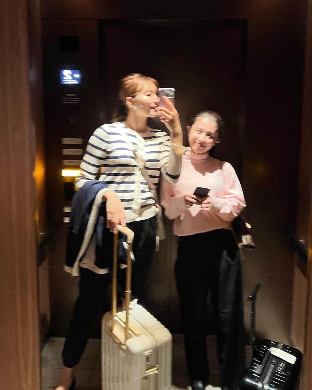 高階亜理沙さんのインスタグラム写真 - (高階亜理沙Instagram)「京都女子旅🚅🍁 📍ホテルオークラ岡崎別邸  お部屋からの景色も綺麗で最高だった！ 有名どころの観光地からはどこも近くてアクセスも◎ 朝食も楽しみにしてたんだけどとっても良かったな~ 追加でオークラ名物フレンチトーストも🍯 ふわっふわっで美味しかったぁ スイートルーム限定で インルームモーニングも可能だったから お部屋でのんびり食べたヨ🫶🏻 お姫様になった気分👸 毎日朝これが出てきたらいいのにーーー  1.ホテルのエントランスで🏩 2.お部屋からの眺め 3.お部屋のリビング 4.ふかふかベッド🛌 5.お部屋のソファーでパシャリ🛋 6.7.朝ごはん 8.チェックアウト👋  #京都#京都旅行#女子旅#国内旅行#kyoto#japan」11月23日 20時15分 - arisa_takashina