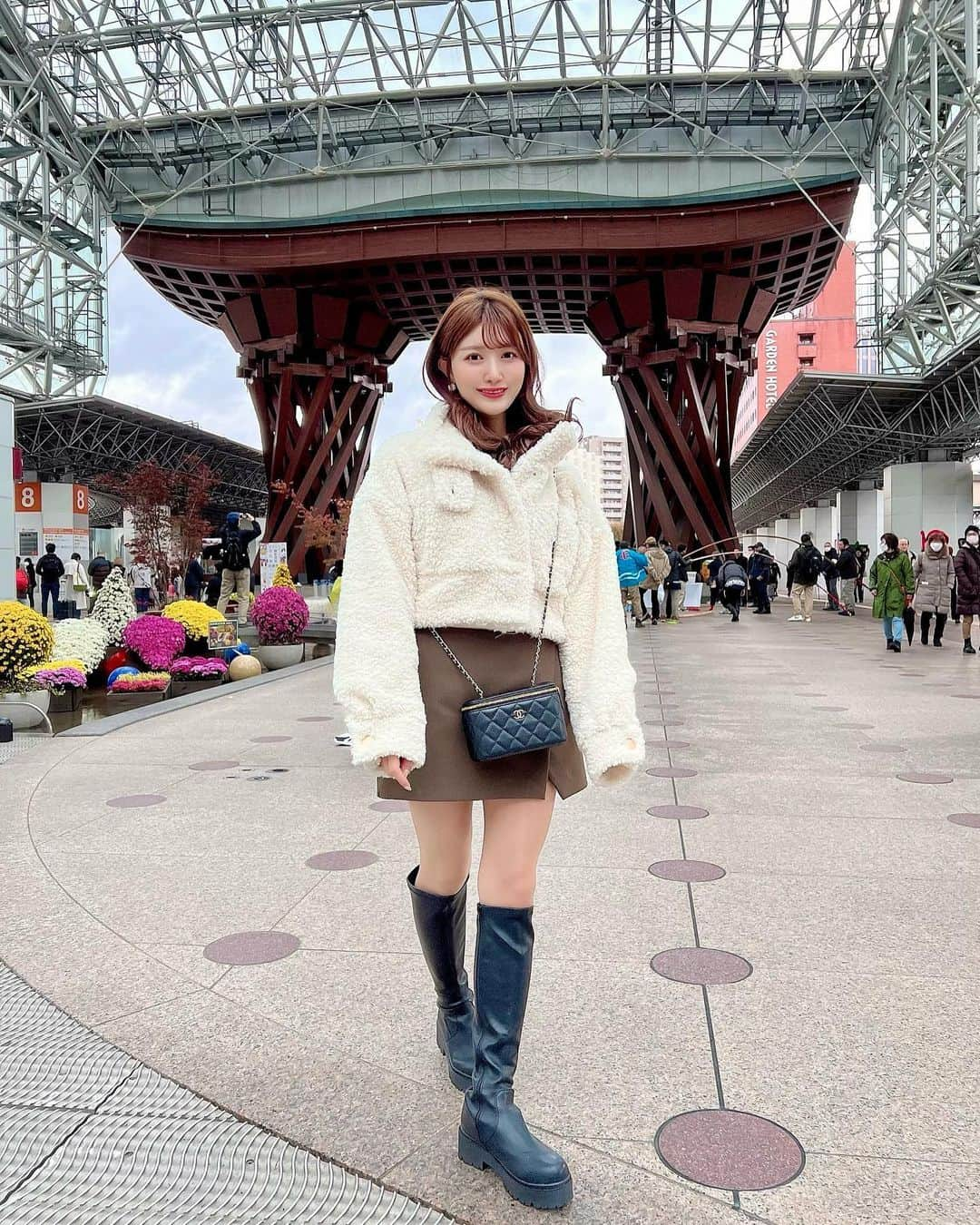 速水ティーナのインスタグラム：「🐏☁️🍪👢  金沢で雪が降ってきました〜🤍❄️🌨️⛸️  あっという間にもう冬ですね⛷️🫧  モコモコアウターは @violettaofficial_jp   ☑︎ coat @violettaofficial_jp  ☑︎ skirt @zara  ☑︎ bag @chanelofficial  ☑︎ boots @evol_official0   #violetta #violetta_code #コートコーデ #ロングブーツコーデ #ミニスカートコーデ #金沢 #金沢観光」