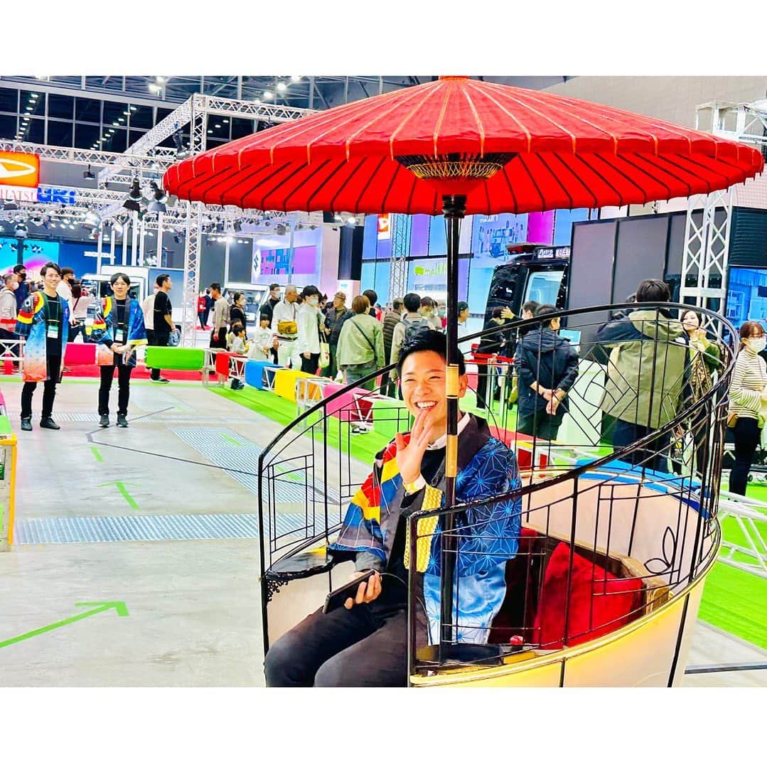 上坂嵩のインスタグラム：「傘モビリティ☂️🚘 . #名古屋モビリティショー には次世代の乗り物も！ . #トヨタ のブースでは、 #傘モビリティ 「アンブレラ」の試乗ができます！ . スマホを傾ける角度で操縦📱 将来的には観光地などでの活用を目指しているそう！ . 子供を連れたファミリーも多く駆けつけていた 名古屋モビリティショーは、26日(日)まで開催中です🚘 . #トヨタ自動車 #車 #モビリティ #ドデスカ #ドデスカプラス #ドデスカ＋ #メーテレ #アップ #アナウンサー #フィールドキャスター #ニュースワード #SDGsビジネスマスター #社会調査士 #スピーチコンサルタント #スピーチ #トーク #話し方 #スピーチトレーナー #スピーチライター #上坂嵩」