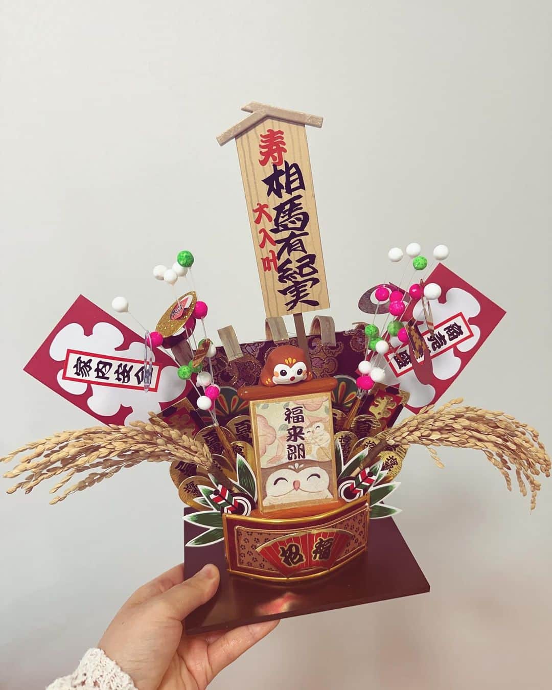 相馬有紀実のインスタグラム：「今年も行ってきました酉の市🌟 午前中しか時間がなくて早めに行ったけど人がたくさんでビックリ🫢 今年も置き型の熊手を❤️昨年と同じところで購入✨ このふくろうの目に親近感を感じ（笑）こちらに🤭 お仕事たくさんこーい🖐️ 手締めの声と手拍子がここはすごくパワーがあってやる気に満ち溢れるぜ‼️と共にめちゃ照れるんだよな（笑）🤣 ははは🐻  よし‼️けっぱってくどー✊」