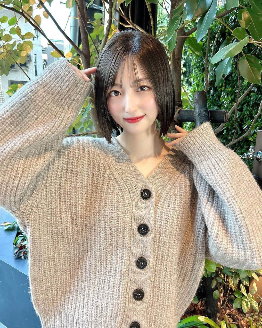 石井陽菜さんのインスタグラム写真 - (石井陽菜Instagram)「⁡ ⁡ ⁡ ⁡ New hair✨🪄 ⁡ @tetsuyama_cho_am  いつもありがとうございます！ ⁡ ⁡ 伸びた分だけ縮毛プラスでかけてもらったよ〜 もう虜です💇‍♀️♡ ⁡ ⁡ #ミニボブ #縮毛矯正 #ボブヘアー #ボブスタイル #ショートボブ」11月23日 20時10分 - ishii__haruna