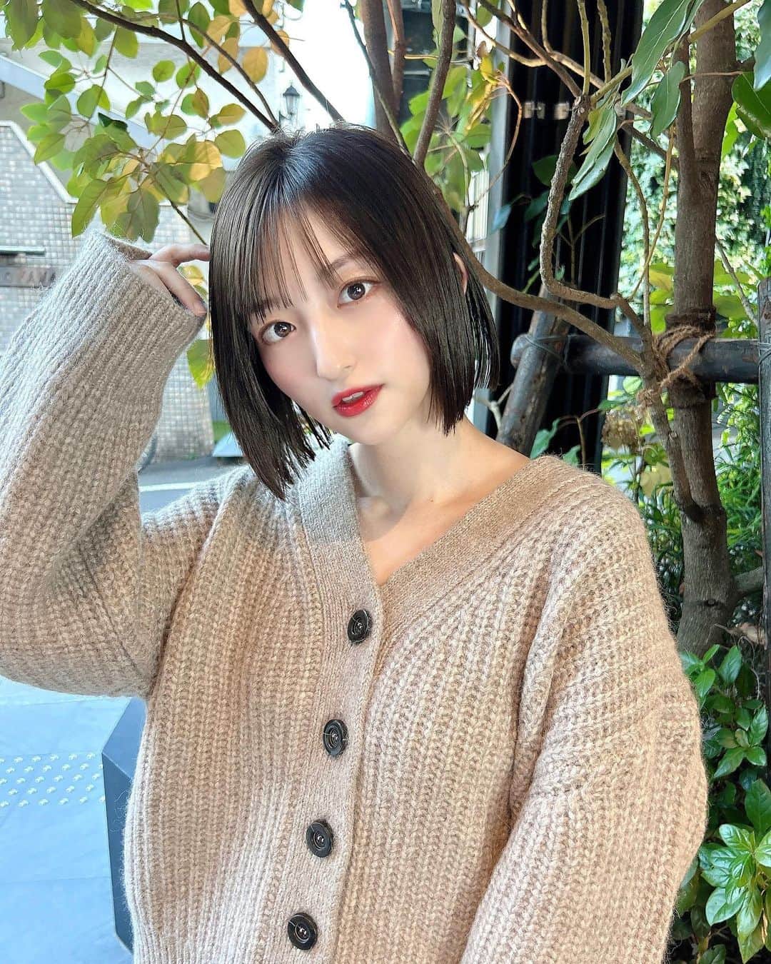 石井陽菜のインスタグラム：「⁡ ⁡ ⁡ ⁡ New hair✨🪄 ⁡ @tetsuyama_cho_am  いつもありがとうございます！ ⁡ ⁡ 伸びた分だけ縮毛プラスでかけてもらったよ〜 もう虜です💇‍♀️♡ ⁡ ⁡ #ミニボブ #縮毛矯正 #ボブヘアー #ボブスタイル #ショートボブ」