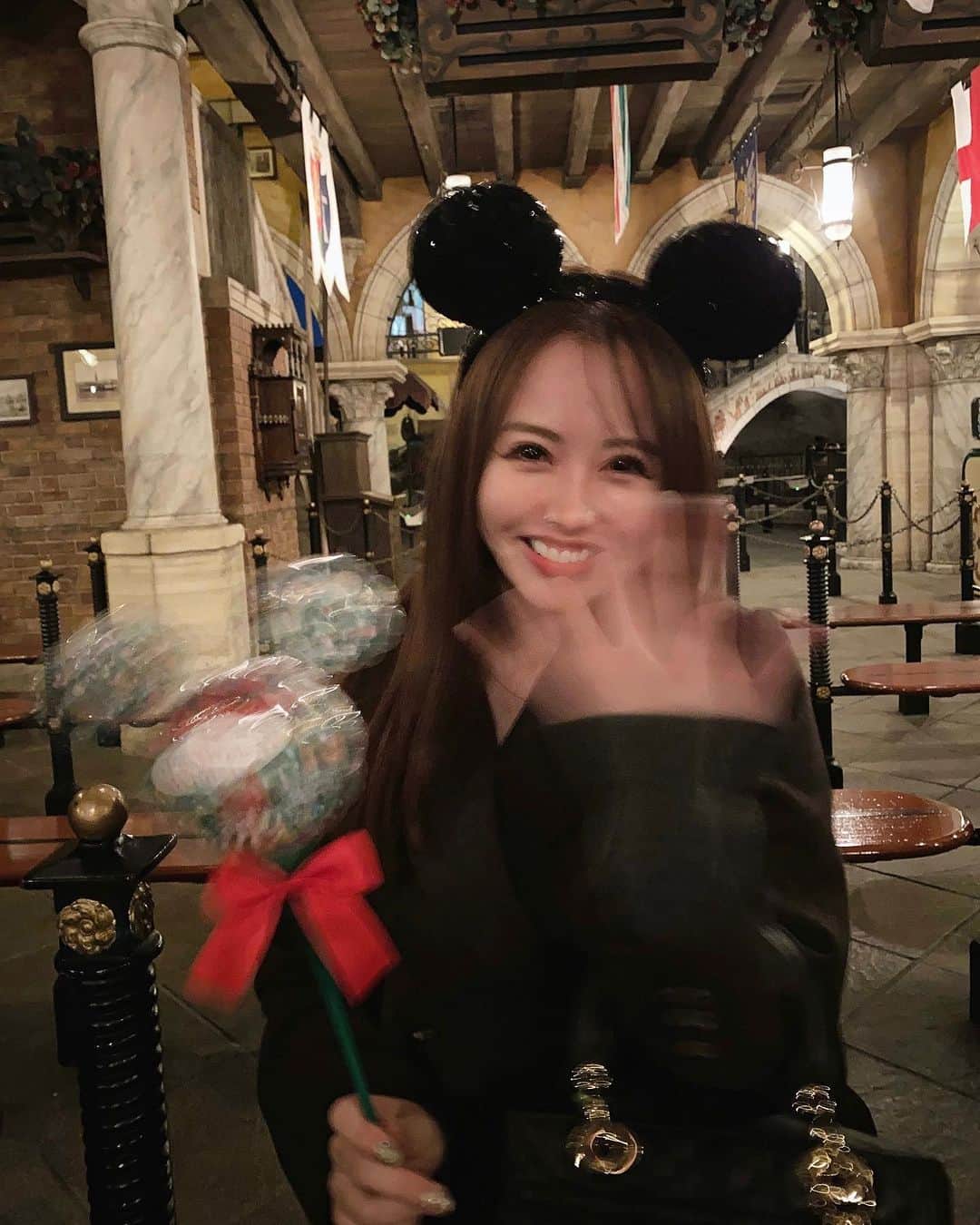 あやかさんのインスタグラム：「🎄🎁✨ Disney Sea 40th anniversary Xmas🎄✨ シーは夜が素敵✨ もっとずっと居たかった🥹  #ディズニーシー #ディズニーコーデ #東京ディズニーシー #クリスマス #ジャケットコーデ #ブーツコーデ」