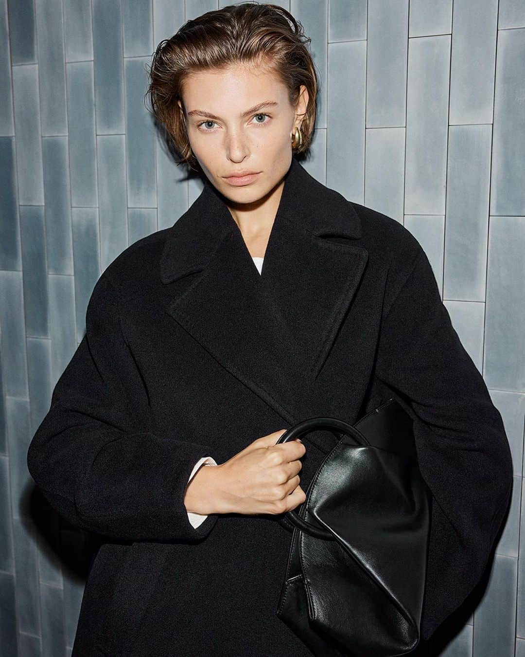 コスのインスタグラム：「The timeless coat​  #COSWinter2023」